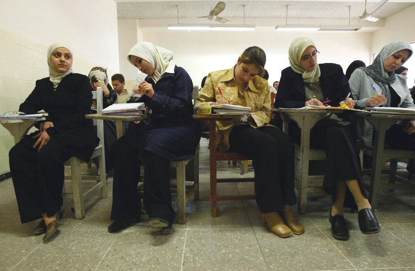  STUDENTS TAKE notes in math class at Baghdad University, Iraq. (credit: Spencer Platt/Getty Images)