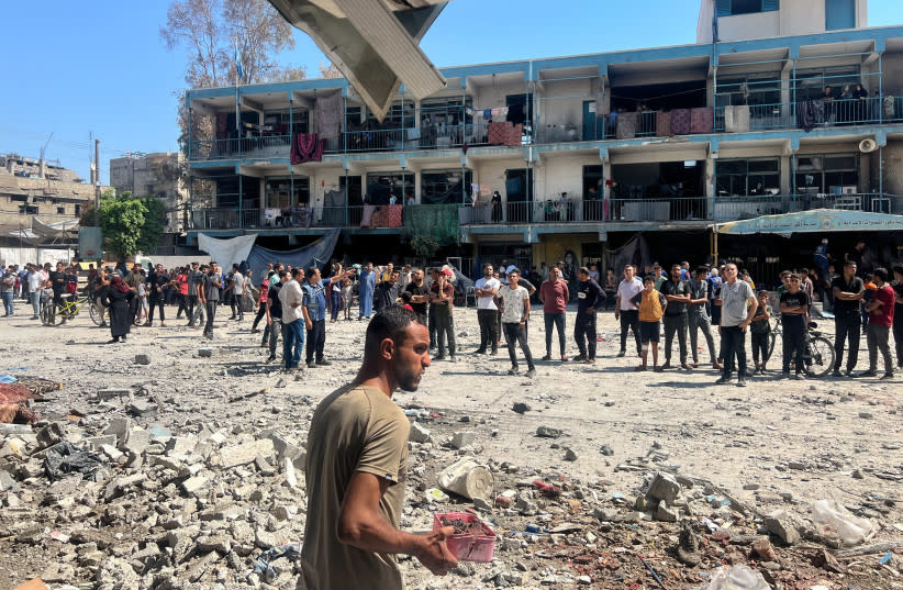  Palestinos inspeccionan el lugar de un ataque israelí contra una escuela de la UNRWA que acoge a personas desplazadas, en medio del conflicto entre Israel y Hamás, en el campo de refugiados de Nuseirat, en el centro de la Franja de Gaza, el 6 de junio de 2024.  (credit: REUTERS/Emad Abu Shawiesh)