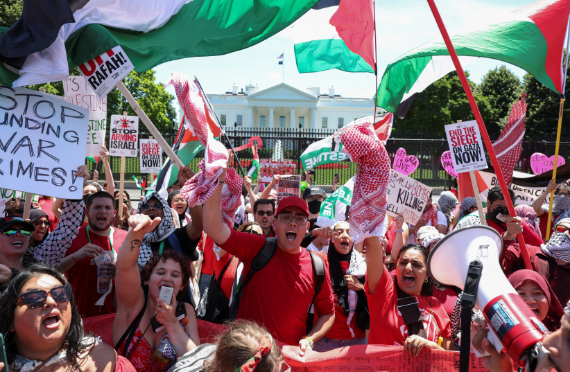  Demonstrators chant slogans outside the White House during a pro-Palestinian protest, amid the Israel-Hamas conflict, in Washington, U.S., June 8, 2024. (credit: REUTERS/TOM BRENNER)