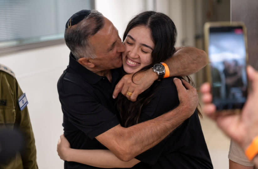  Noa Argamani, una rehén rescatada abraza a su padre, Yakov Argamani, después de que el ejército dijera que las fuerzas israelíes han rescatado con vida a cuatro rehenes del centro de la Franja de Gaza, en Ramat Gan, Israel, en esta imagen de mano obtenida por Reuters el 8 de junio de 2024. (credit: VIA REUTERS)