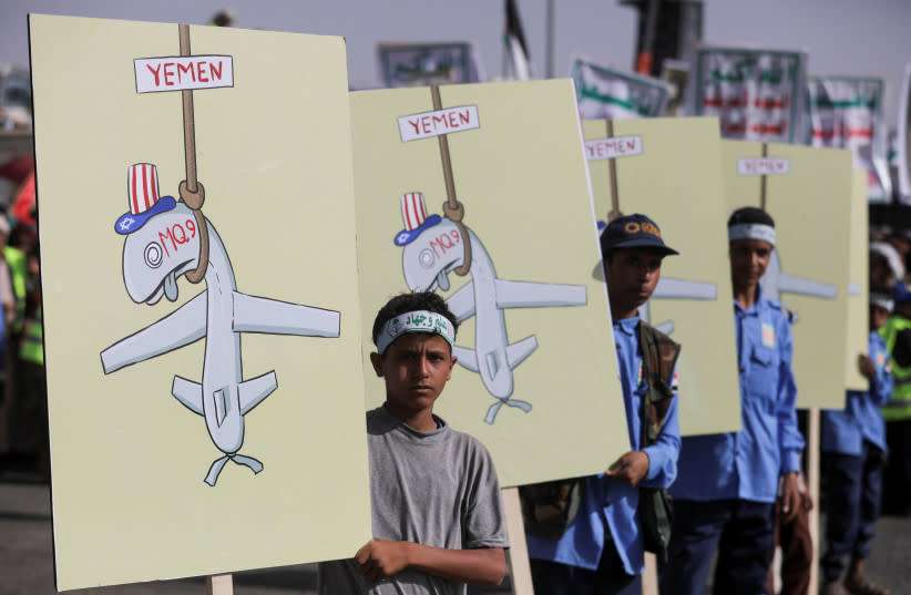  Manifestantes, en su mayoría partidarios de los Houthi, se concentran para mostrar su solidaridad con los palestinos de Gaza, en medio del actual conflicto entre Israel y el grupo islamista palestino Hamás, en Saná, Yemen, 31 de mayo de 2024.  (credit: KHALED ABDULLAH/REUTERS)
