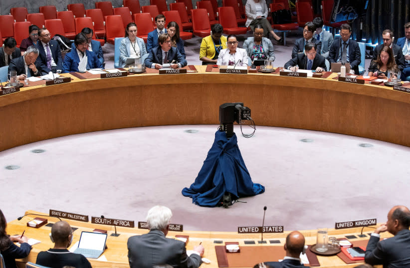  El embajador de Francia ante las Naciones Unidas, Nicolas de Riviere, se dirige a los miembros del Consejo de Seguridad de las Naciones Unidas durante una reunión sobre la situación en Oriente Medio y Palestina, en la sede de las Naciones Unidas en Nueva York, Estados Unidos, el 29 de mayo de 2024. (credit: REUTERS/EDUARDO MUNOZ/FILE PHOTO)