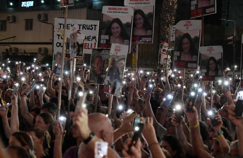  Manifestantes en Tel Aviv encienden el flash de sus teléfonos mientras exigen al gobierno que acepte un acuerdo de liberación de rehenes, 15 de junio de 2024. (crédito: AVSHALOM SASSONI/MAARIV)