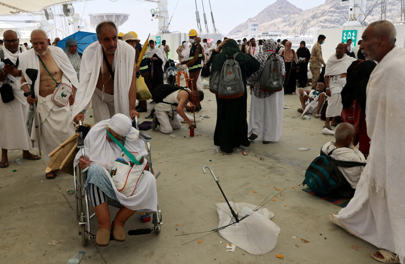 Peregrinos musulmanes participan en la peregrinación anual haj en Mina, Arabia Saudí, el 16 de junio de 2024. (crédito: Saleh Salem/Reuters)