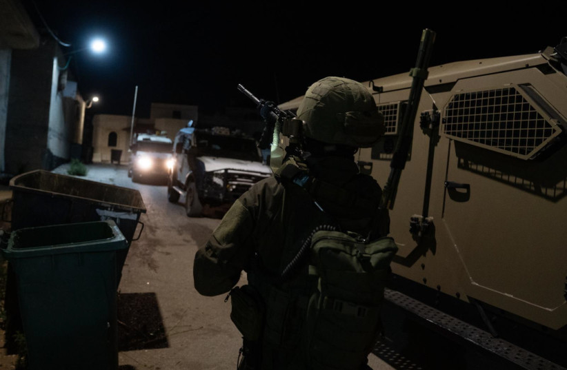  Soldados de las FDI operan en Cisjordania durante la noche, 16 de junio de 2024. (crédito: IDF SPOKESPERSON'S UNIT)