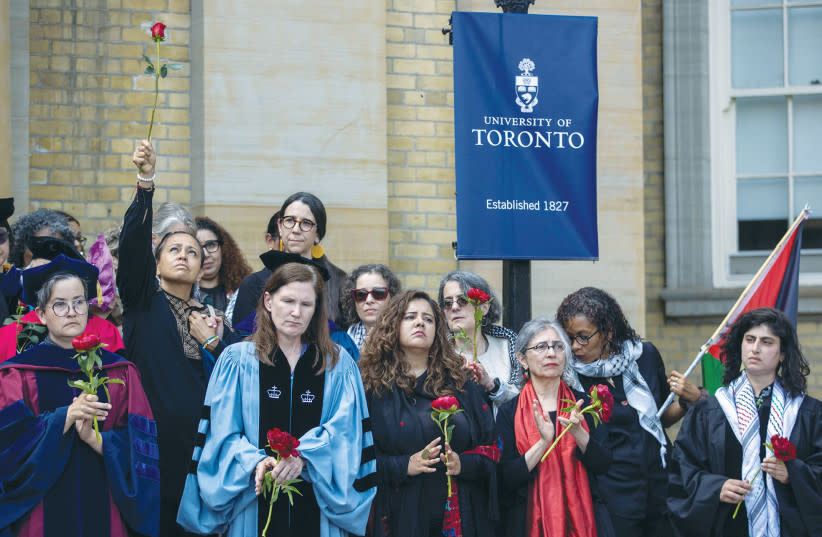  Manifestantes PRO-PALESTINOS, personal de la universidad y otros simpatizantes celebran una ceremonia de graduación en honor de los que están en Gaza, cerca del campamento de la Universidad de Toronto en el primer día de convocatoria, el lunes.  (credit: CARLOS OSORIO/REUTERS)