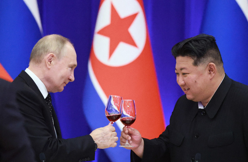  El presidente de Rusia, Vladímir Putin, y el líder norcoreano, Kim Jong Un, asisten a una recepción de Estado en Pyongyang, Corea del Norte, el 19 de junio de 2024. (crédito: SPUTNIK/VLADIMIR SMIRNOV/POOL VIA REUTERS)