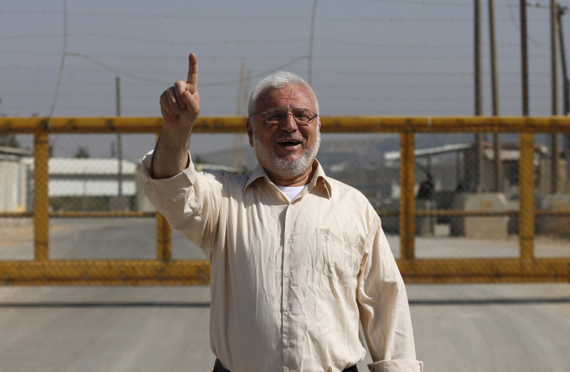 Senior Hamas official Aziz Dweik, former speaker of the Palestinian parliament, gestures upon his release from Israel's Ofer Prison, near the West Bank city of Ramallah June 9, 2015. (credit: AMMAR AWAD/REUTERS)