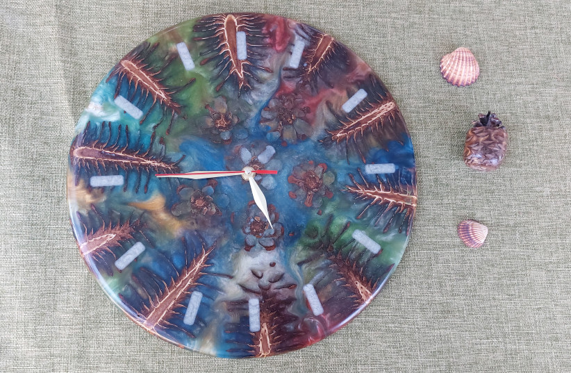  Time for a ‘resinated’ embedded pine cone and flower clock. (credit: NATAN ROTHSTEIN)