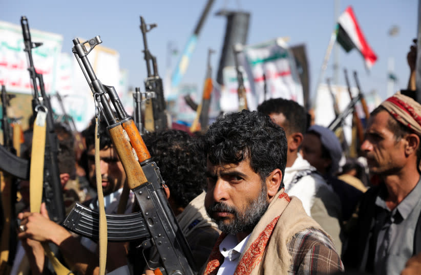  Manifestantes, en su mayoría partidarios de los Houthi, se concentran para mostrar su solidaridad con los palestinos de la Franja de Gaza, en Saná, Yemen, 7 de junio de 2024.  (credit: REUTERS/KHALED ABDULLAH)
