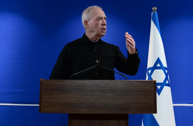  El ministro de Defensa, Yoav Gallant, habla durante una rueda de prensa en la base de Hakirya, en Tel Aviv, el 15 de mayo de 2024. (credit: TOMER NEUBERG/FLASH90)
