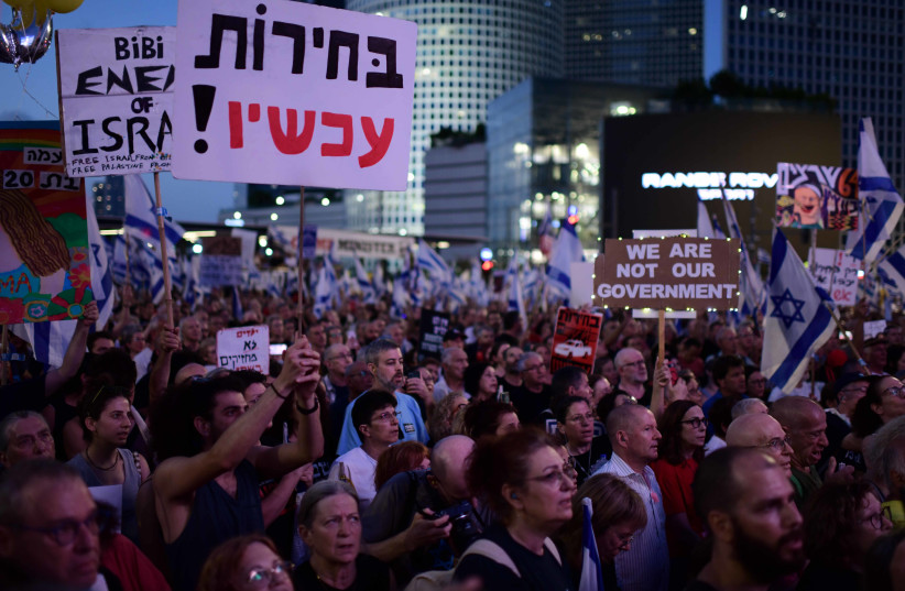 Demonstrators protest against Prime Minister Benjamin Netanyahu and the Israeli government outside Hakirya Base in Tel Aviv, June 22, 2024 (credit: TOMER NEUBERG/FLASH90)