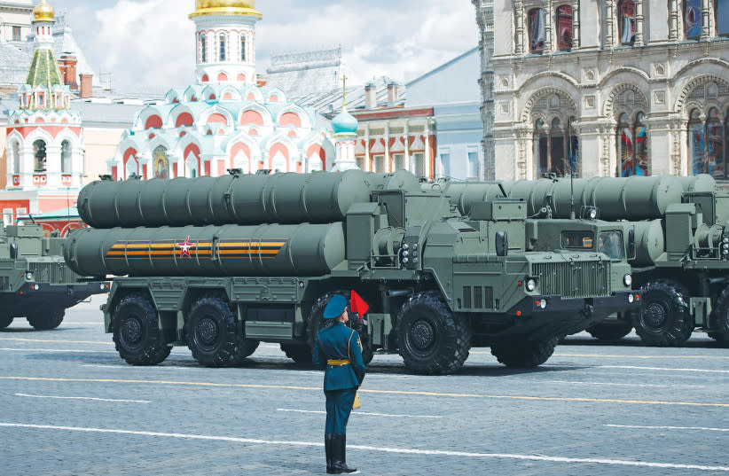 Sistemas rusos de misiles antiaéreos S-400 pasan durante un ensayo para el desfile del Día de la Victoria en Moscú.