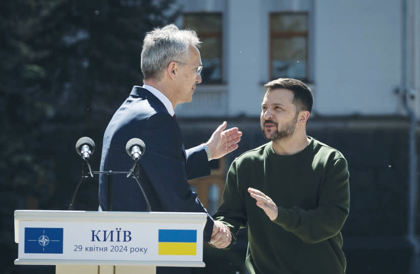  El PRESIDENTE DE UCRANIA, Volodymyr Zelensky, y el Secretario General de la OTAN, Jens Stoltenberg, asisten a una rueda de prensa en Kiev, la semana pasada.  (credit: THOMAS PETER/REUTERS)