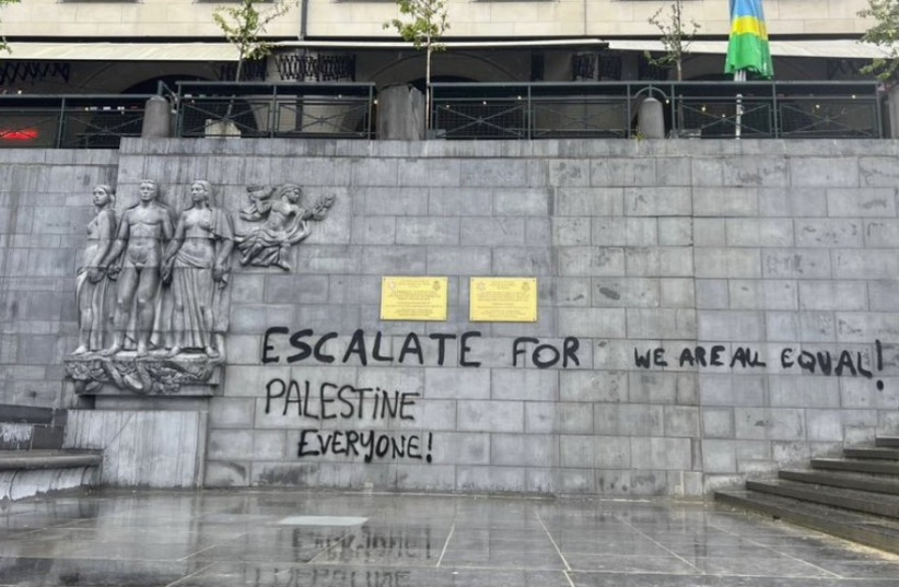  A Brussels memorial to non-Jews who worked to rescue Jews from the Nazi genocide campaign was defaced with anti-Israel messages on Tuesday, Jewish organizations said.  (credit: SCREENSHOT/X:@OdileMargaux)