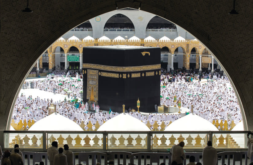  EN MECCA, Arabia Saudí: Rezando alrededor de la Kaaba, el santuario más sagrado del Islam, durante el Ramadán de 2023. (credit: Abdel Ghani Bashir/AFP via Getty Images)