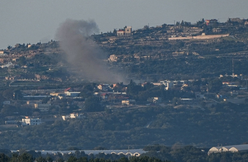  Se levanta humo durante un intercambio de disparos entre las FDI y terroristas de la organización Hezbolá en la frontera entre Israel y Líbano, 7 de enero de 2024. (crédito: Ayal Margolin/Flash90)