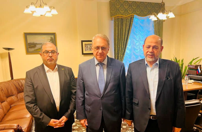 Altos cargos de Hamás, Bassem Naim y Moussa Abu Marzouk, y el viceministro de Asuntos Exteriores de Rusia, Mijaíl Bogdánov, se reúnen para mantener conversaciones sobre la liberación de rehenes extranjeros, en un lugar indicado como Moscú, Rusia, en esta imagen difundida el 26 de octubre de 2023