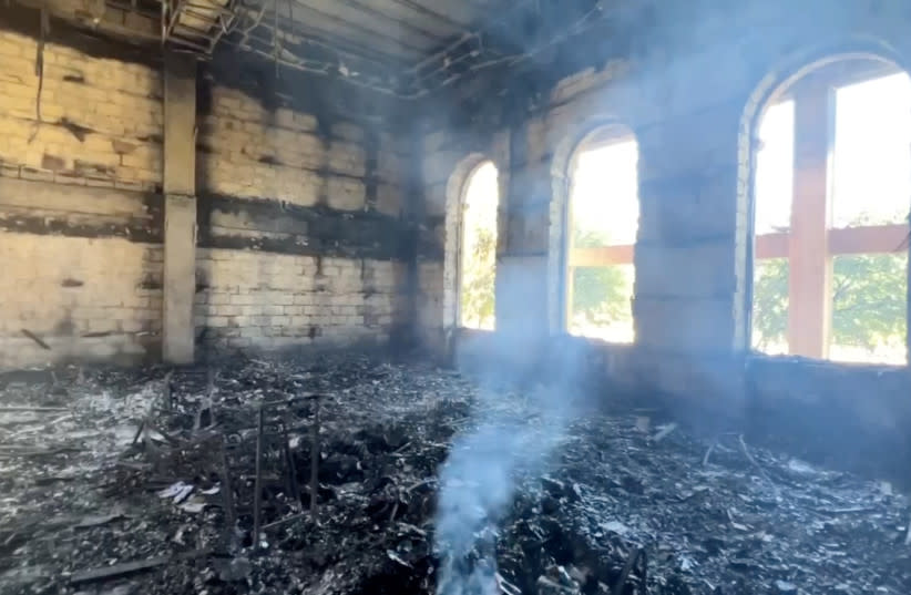 Vista interior de la sinagoga de Derbent tras un ataque de hombres armados y un incendio, en Derbent, en la región de Daguestán, Rusia 24 de junio de 2024.  (credit: HEAD OF THE DAGESTAN REGION SERGEI MELIKOV VIA TELEGRAM/HANDOUT VIA REUTERS)