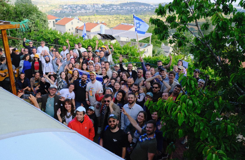  120 Russian-speaking immigrants, including recent arrivals and lone soldiers, celebrate Independence Day with Shishi Shabbat Yisraeli in Neveh Daniel. (credit: Courtesy)