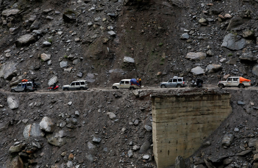  Vehículos atascados en una zona afectada por un corrimiento de tierras debido al mal estado de las carreteras tras tres días de fuertes lluvias en Myagdi, Nepal, 20 de octubre de 2021.  (credit: NAVESH CHITRAKAR/REUTERS)