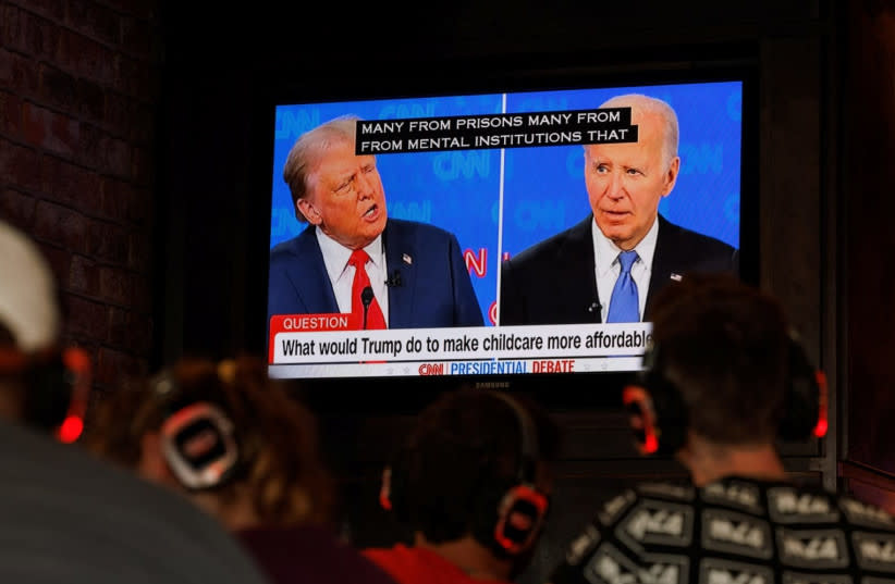 Varias personas observan el primer debate presidencial entre el presidente de EEUU, Joe Biden, y el candidato republicano, el ex presidente Donald Trump, desde una taberna en San Diego, California, EEUU, el 27 de junio de 2024.