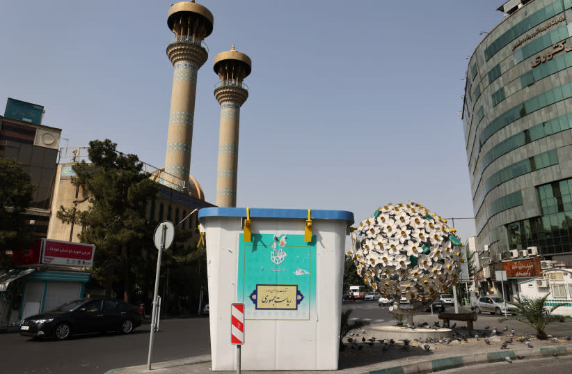  Una vista muestra una urna simbólica para las elecciones presidenciales en una calle de Teherán, Irán 29 de junio 2024.  (credit: Majid Asgaripour/West Asia News Agency/Reuters)