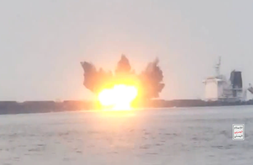  Vista de una explosión en un barco que, según los Houthis, es un ataque suyo contra el MV Tutor, de propiedad griega, en el Mar Rojo, con fecha del 12 de junio de 2024, en esta captura de pantalla obtenida de un vídeo. (credit: HOUTHI MEDIA CENTRE/Handout via REUTERS)