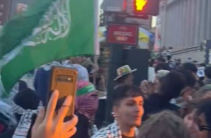  Una bandera de Hamás ondea en una protesta el 28 de junio en Nueva York.  (credit: Screenshot/ Within Our Lifetime video/ X)