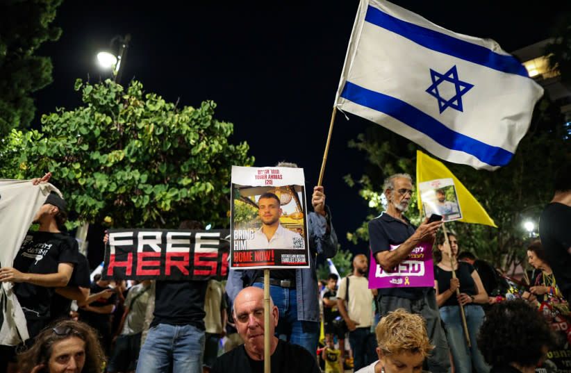 Manifestantes protestan pidiendo la liberación de los rehenes israelíes retenidos en la Franja de Gaza, en Jerusalén, el 22 de junio de 2024