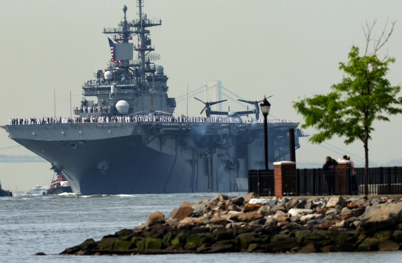  Marineros e infantes de marina se alinean en la cubierta del USS Wasp, un buque de asalto anfibio de la Marina de los Estados Unidos, mientras navega en el puerto de Nueva York durante el desfile de buques para dar inicio a la ''Semana de la Flota 2023'' en la ciudad de Nueva York, Estados Unidos (credit: REUTERS/MIKE SEGAR)
