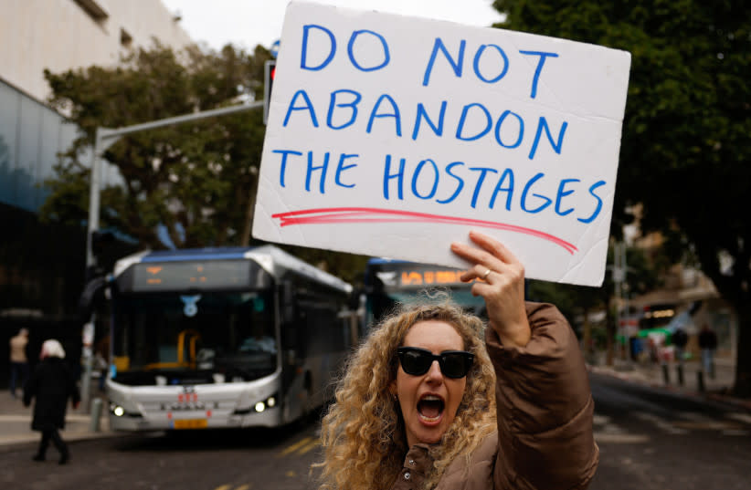 Una mujer participa en una protesta exigiendo un acuerdo sobre los rehenes, en Tel Aviv, Israel, 1 de febrero de 2024