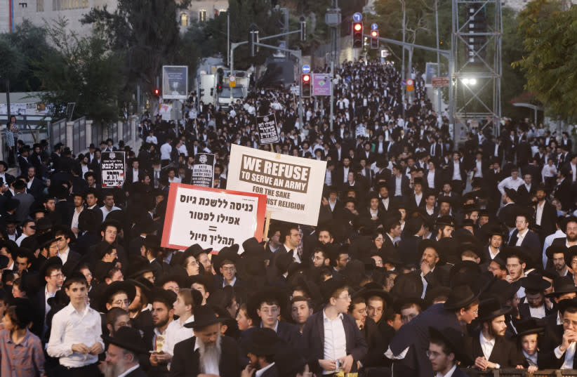  Manifestantes contra la sentencia del Tribunal Supremo que obliga a los estudiantes de yeshiva a alistarse en las FDI el 30 de junio de 2024.  (credit: MARC ISRAEL SELLEM)