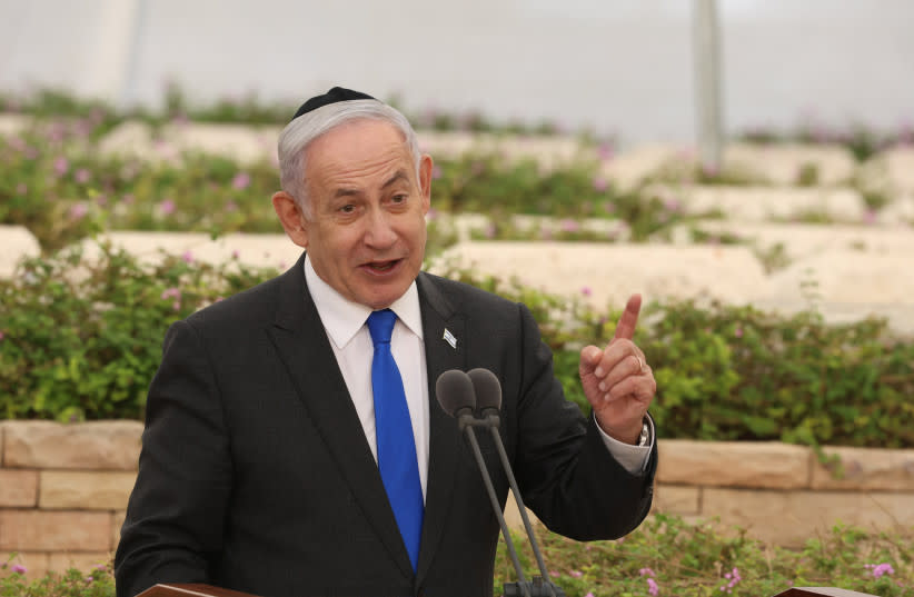  El primer ministro israelí, Benjamin Netanyahu, asiste a la ceremonia estatal en memoria de los mártires de Altalena en el cementerio de Najalat Itzjak en Givatayim, Israel, el 18 de junio de 2024. (credit: VIA REUTERS)