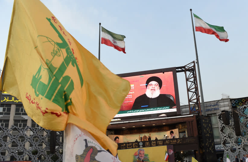 La gente escucha el discurso del líder de Hezbolá, Sayyed Hassan Nasrallah, a través de una pantalla durante una concentración en apoyo a los palestinos, en medio del actual conflicto entre Israel y Hamás, en Teherán, Irán, 3 de noviembre de 2023.