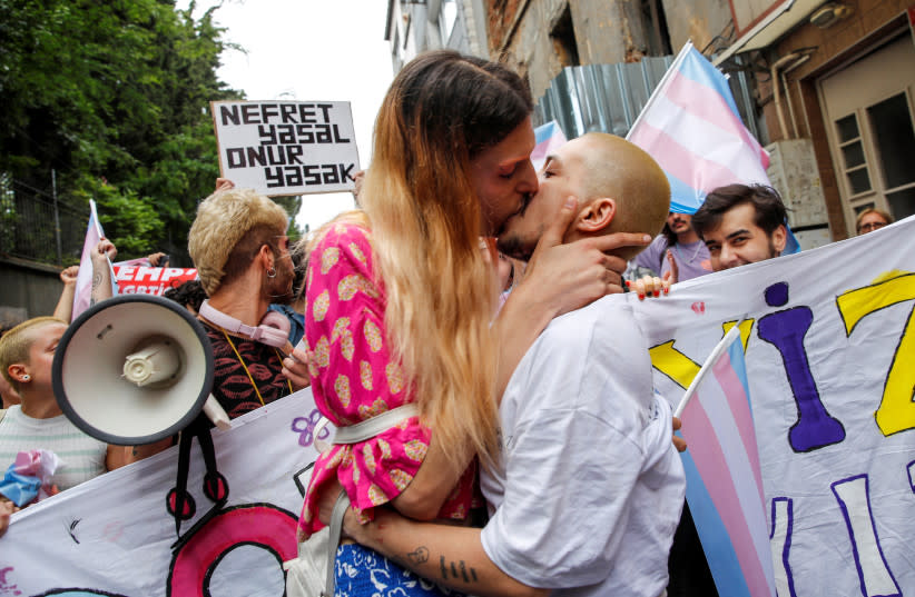 Activistas comparten un beso mientras intentan marchar durante un desfile del orgullo, prohibido por las autoridades locales, en el centro de Estambul (Turquía) el 18 de junio de 2023.