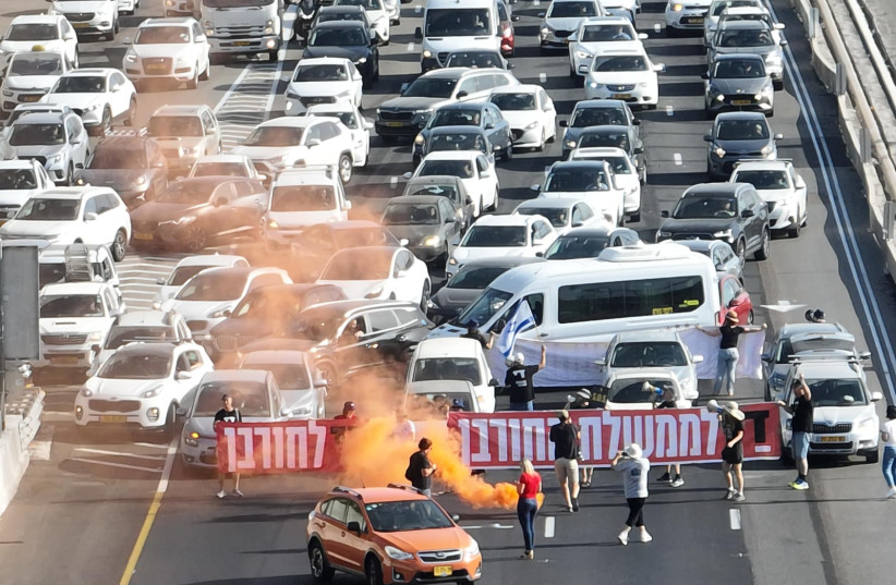 'Enough of this destructive government!' - Ayalon highway was blocked a short while ago by protesters demanding elections now!