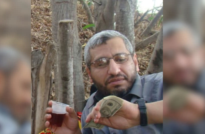 La foto más reciente de Muhammed Deif (derecha) sosteniendo dólares estadounidenses y un vaso de plástico con zumo.