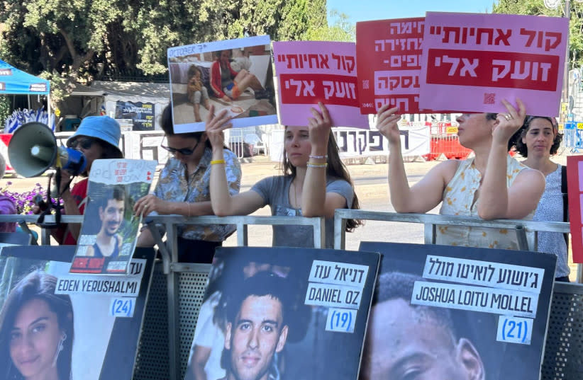 Manifestantes y familiares de rehenes sostienen carteles de rehenes retenidos en Gaza pidiendo su liberación en la plaza Yakka, frente al edificio de la Knesset en Jerusalén, el 26 de junio de 2024.