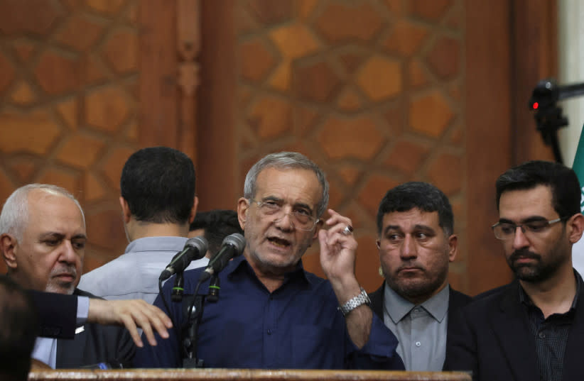 El presidente electo de Irán, Masoud Pezeshkian, habla durante una reunión con sus partidarios en el santuario del difunto líder iraní Ayatolá Ruhollah Jomeini, en el sur de Teherán, Irán, 6 de julio de 2024.