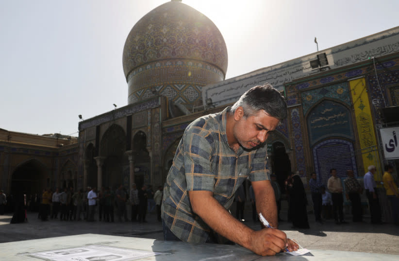 Un hombre vota en la segunda vuelta de las elecciones presidenciales entre Masoud Pezeshkian y Saeed Jalili en Teherán, Irán, el 5 de julio de 2024. (credit: MAJID ASGARIPOUR/WANA