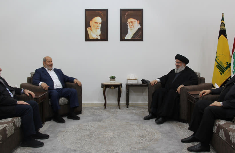 El líder libanés de Hezbolá, Sayyed Hassan Nasrallah, se reúne con el alto cargo de Hamás, Khalil Al-Hayya, en esta imagen de archivo obtenida por Reuters el 5 de julio de 2024, Líbano.