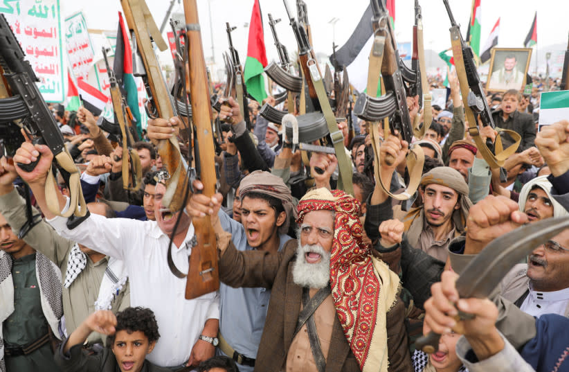 Manifestantes, en su mayoría partidarios de los Houthi, se concentran para mostrar su solidaridad con los palestinos de la Franja de Gaza, en Saná, Yemen, 19 de julio de 2024.