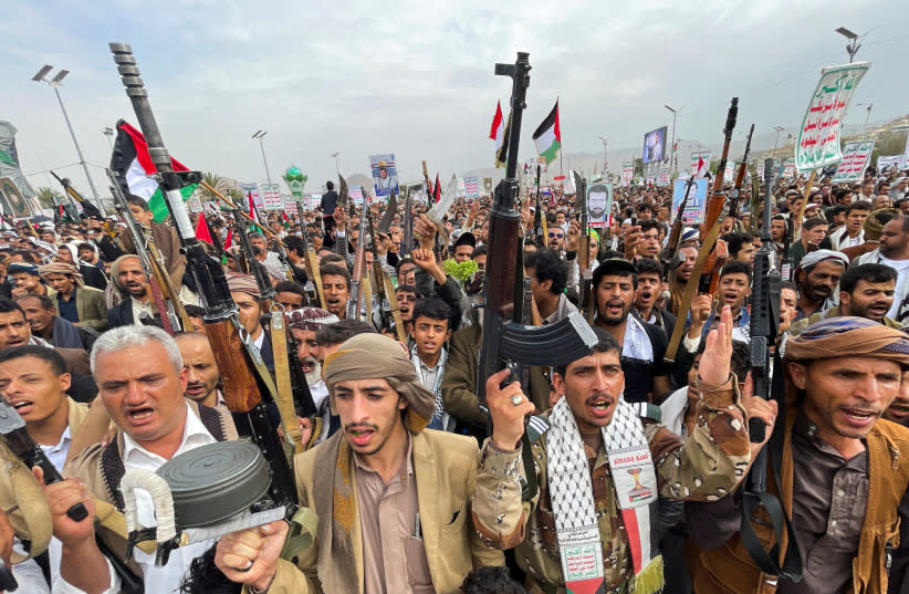 Manifestantes, en su mayoría partidarios de los Houthi, se concentran para mostrar su solidaridad con los palestinos de la Franja de Gaza, en Saná, Yemen, 5 de julio de 2024.