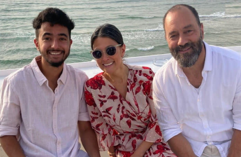 Hersh Goldberg-Polin con sus padres Rachel Goldberg-Polin y Jon Polin.