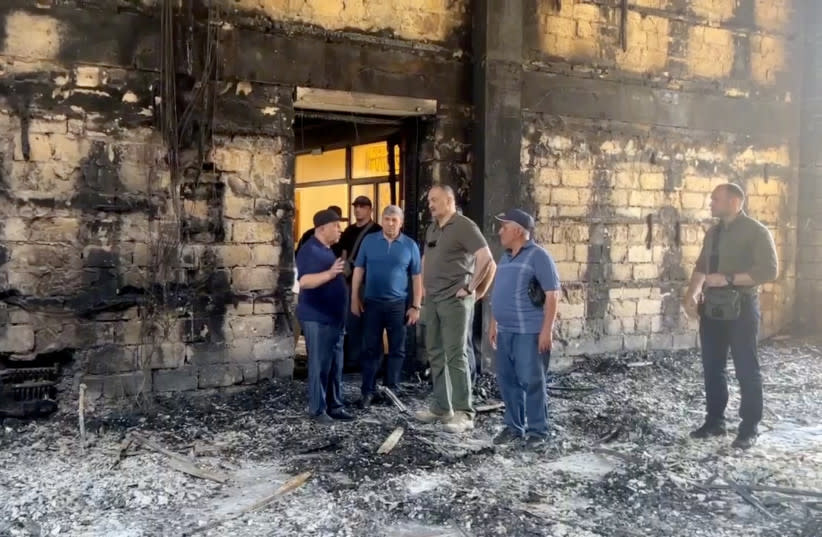 Sergei Melikov, el jefe de la región de Daguestán, visita la sinagoga de Derbent tras un ataque de hombres armados y un incendio, en Derbent en la región de Daguestán, Rusia 24 de junio 2024, en esta imagen fija tomada de vídeo.