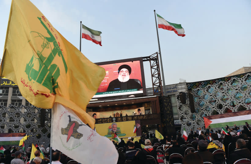 UNA MULTITUD en Teherán observa en la pantalla un discurso del líder de Hezbolá, Hassan Nasrallah, en noviembre. Hezbolá es prácticamente un Estado dentro del Estado, que succiona la sangre vital de Líbano a instigación de Irán, afirma el escritor.