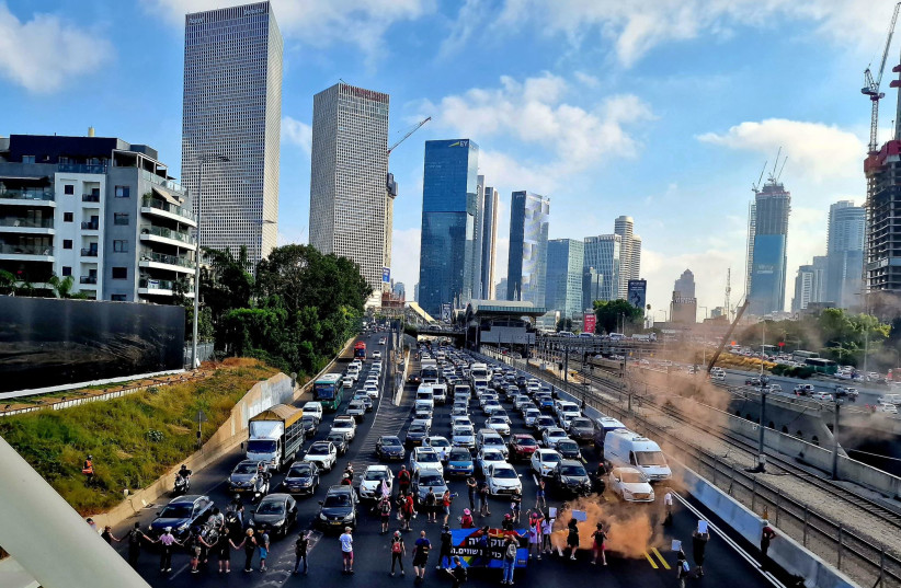 Southern Ayalon blocked as part of protests calling on Prime Minister Benjamin Netanyahu to achieve a hostage deal. August 1, 2024.