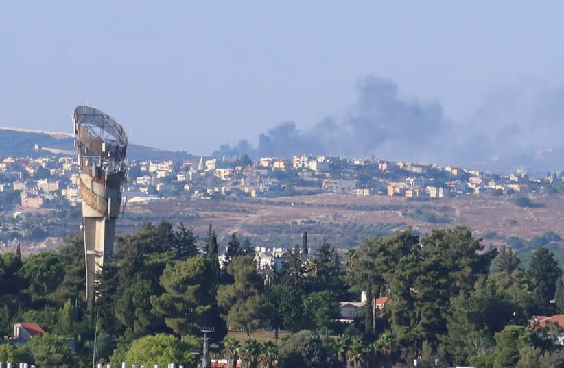 El humo se eleva sobre Líbano, en medio de las hostilidades transfronterizas entre Hezbolá y las fuerzas israelíes, visto desde el norte de Israel, 25 de julio de 2024.