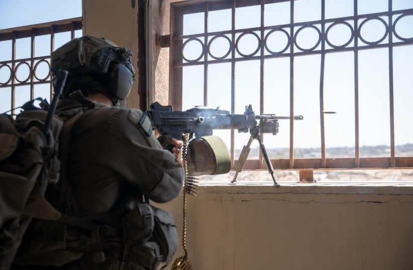 Un soldado de las IDF dispara un arma en la Franja de Gaza, 10 de agosto de 2024.
